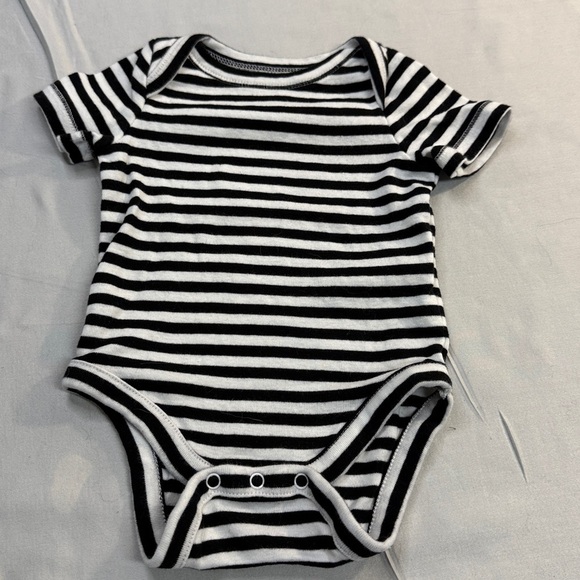 GAP - Newborn Black and White Striped short sleeve Onesie shirt - Picture 1 of 3